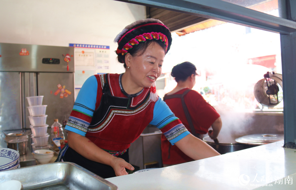 刘娟在饺子店内忙碌。人民网记者 刘宾摄