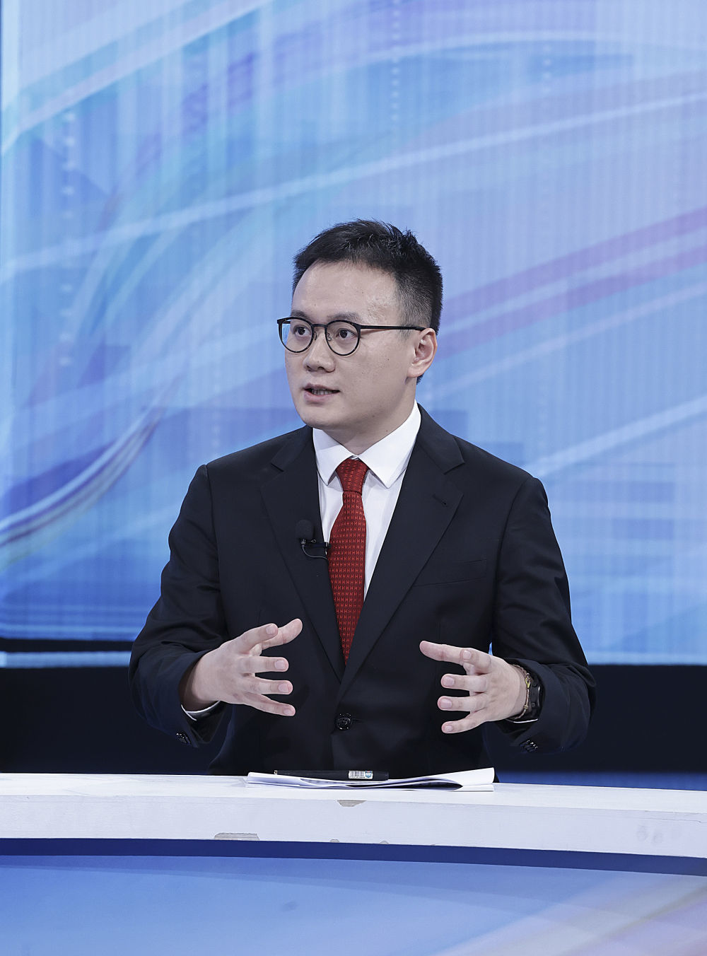 上海思朗科技股份有限公司董事长兼首席执行官查浩在第三十五期“中国经济圆桌会”大型全媒体访谈节目录制现场发言。新华社记者 张玉薇 摄