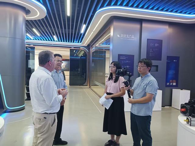 佛山传媒文旅集团对外传播团队在采访现场。