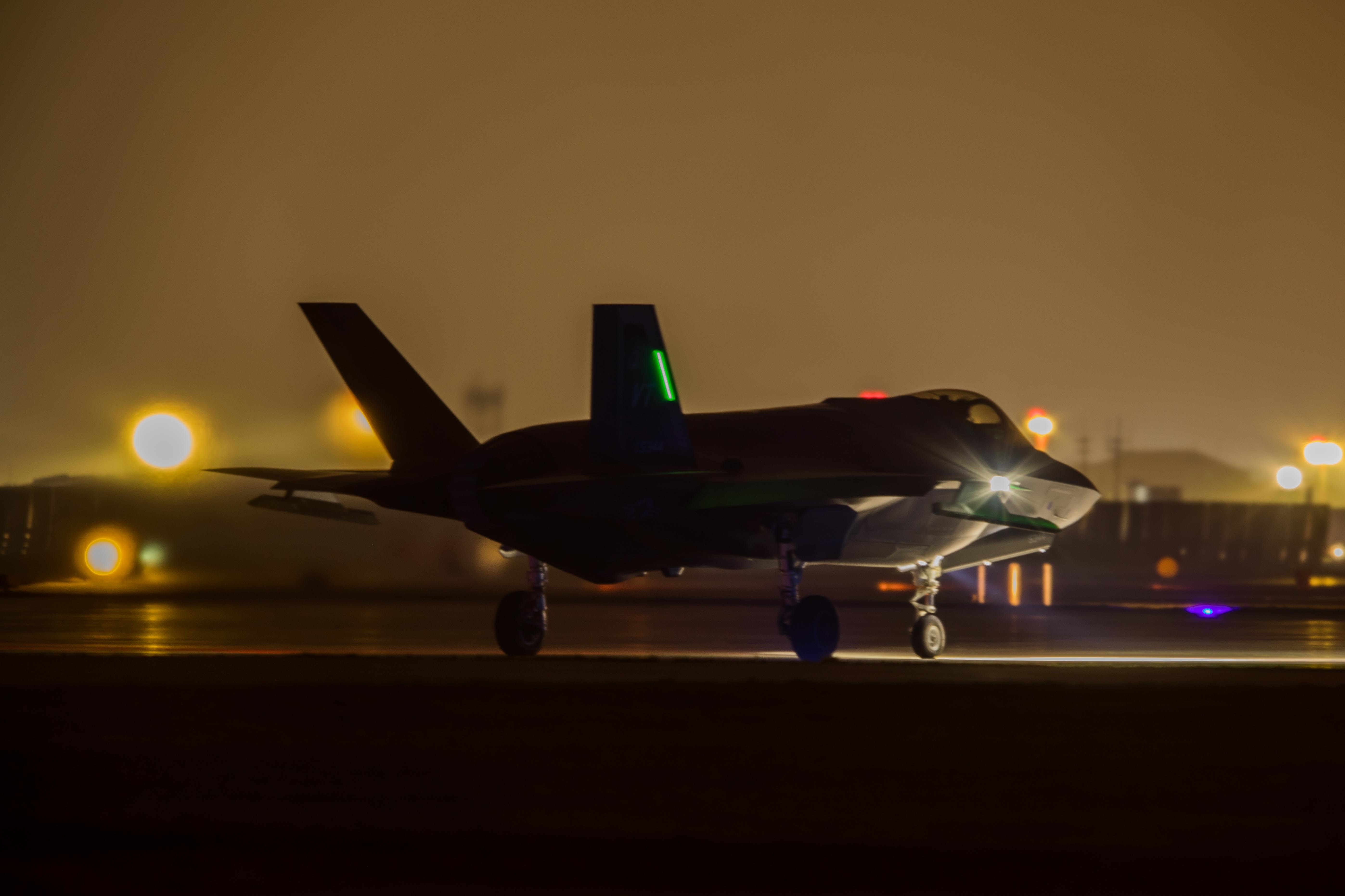 2月9日晚间飞越大西洋抵达英国拉肯希斯基地的F-35A战机航空摄影师大卫·劳埃德(David Lloyd)