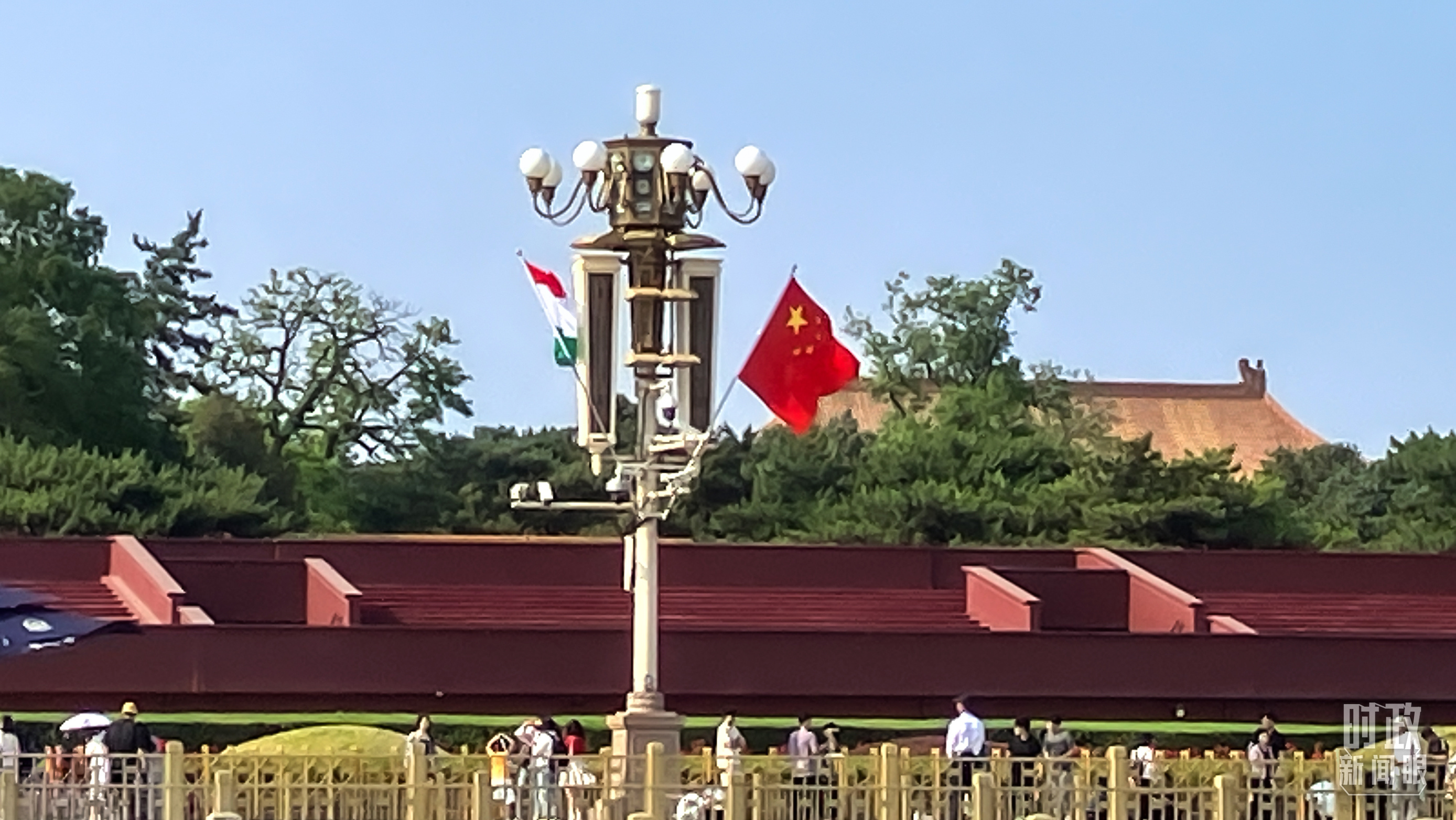 △长安街悬挂的中塔两国国旗。（总台央视记者杨光拍摄）