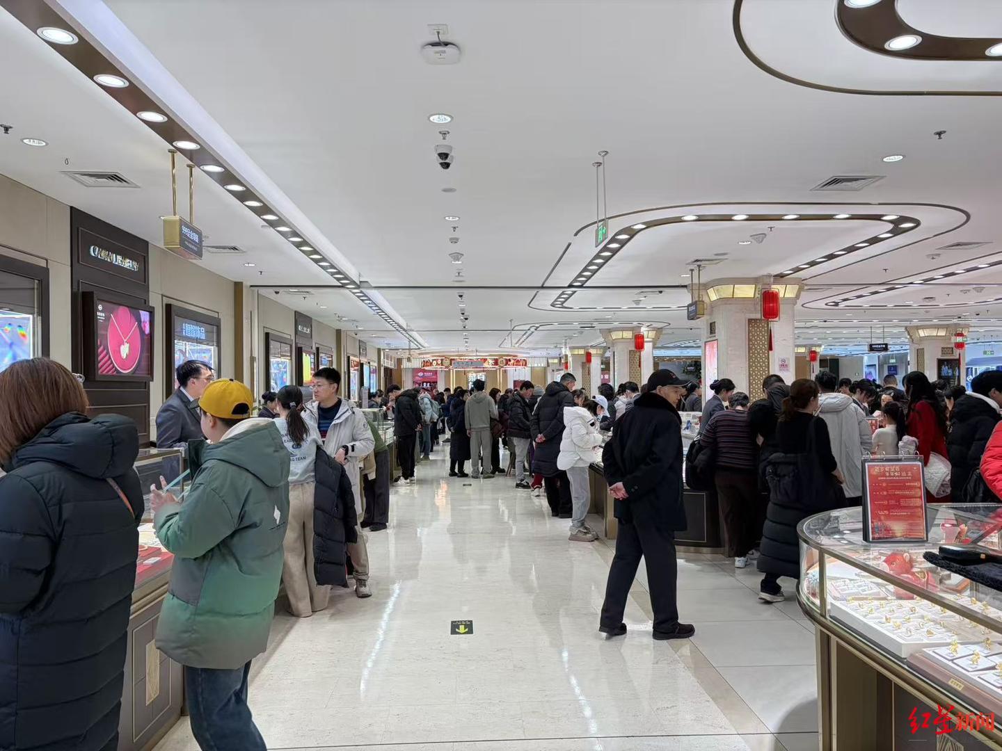 ▲北京菜百首饰商场一层购金看金的消费者