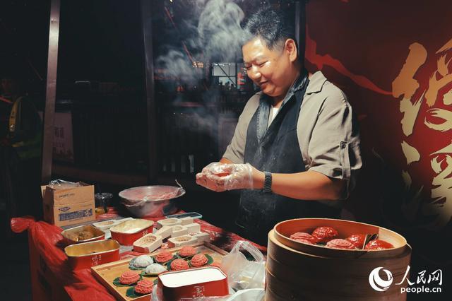 现场展示的省级非物质文化遗产代表性项目——莆田红团制作技艺。 人民网 林铭贤摄