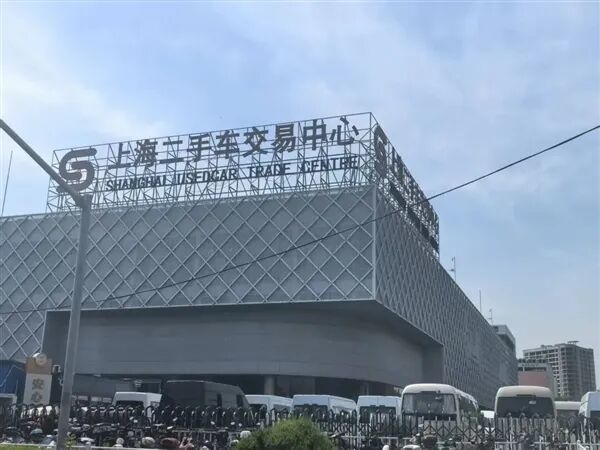 奔驰14万、奥迪17万！二手豪车跌至白菜价 车商哭诉卖一辆亏一辆