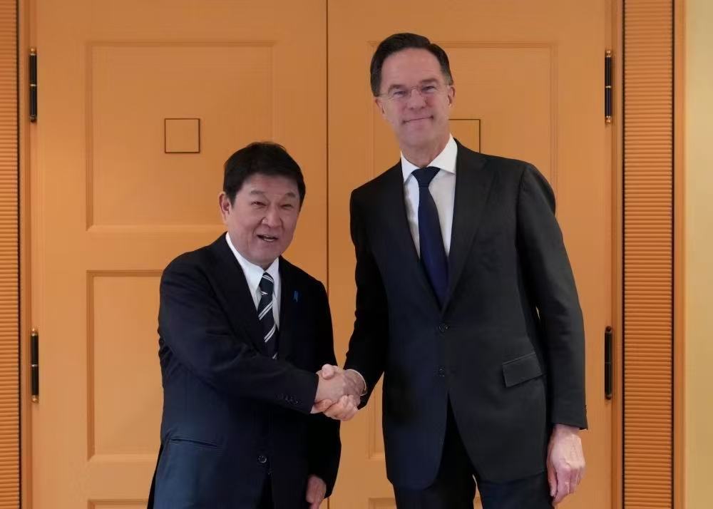 当地时间2月14日，日本外务大臣茂木敏充（左）与北约秘书长吕特在德国举行会谈 资料图片