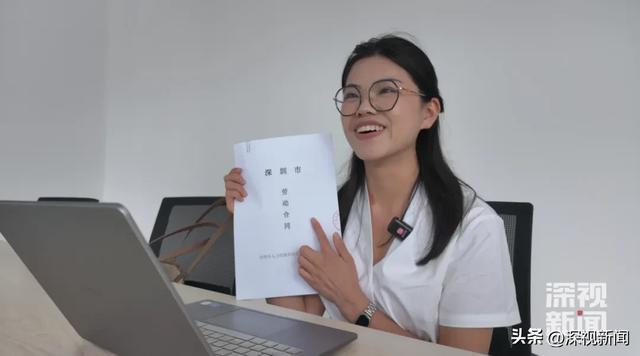 （“大美”李清展示自己签下的第一份劳动合同）
