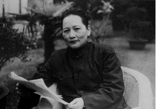 49年上海解放，陈赓不好意思去拜访师母，陈毅出招：我教你个办法