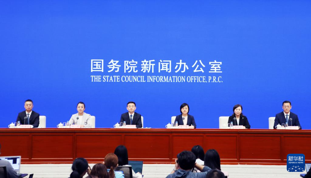 5月21日，国务院新闻办公室在北京举行新闻发布会，司法部副部长胡卫列、国家发展改革委民营经济发展局局长李慧、司法部行政执法协调监督局局长刘波、生态环境部生态环境执法局负责人史庆敏、交通运输部法制司司长林强介绍规范涉企行政执法专项行动有关情况，并答记者问。新华社记者 潘旭 摄