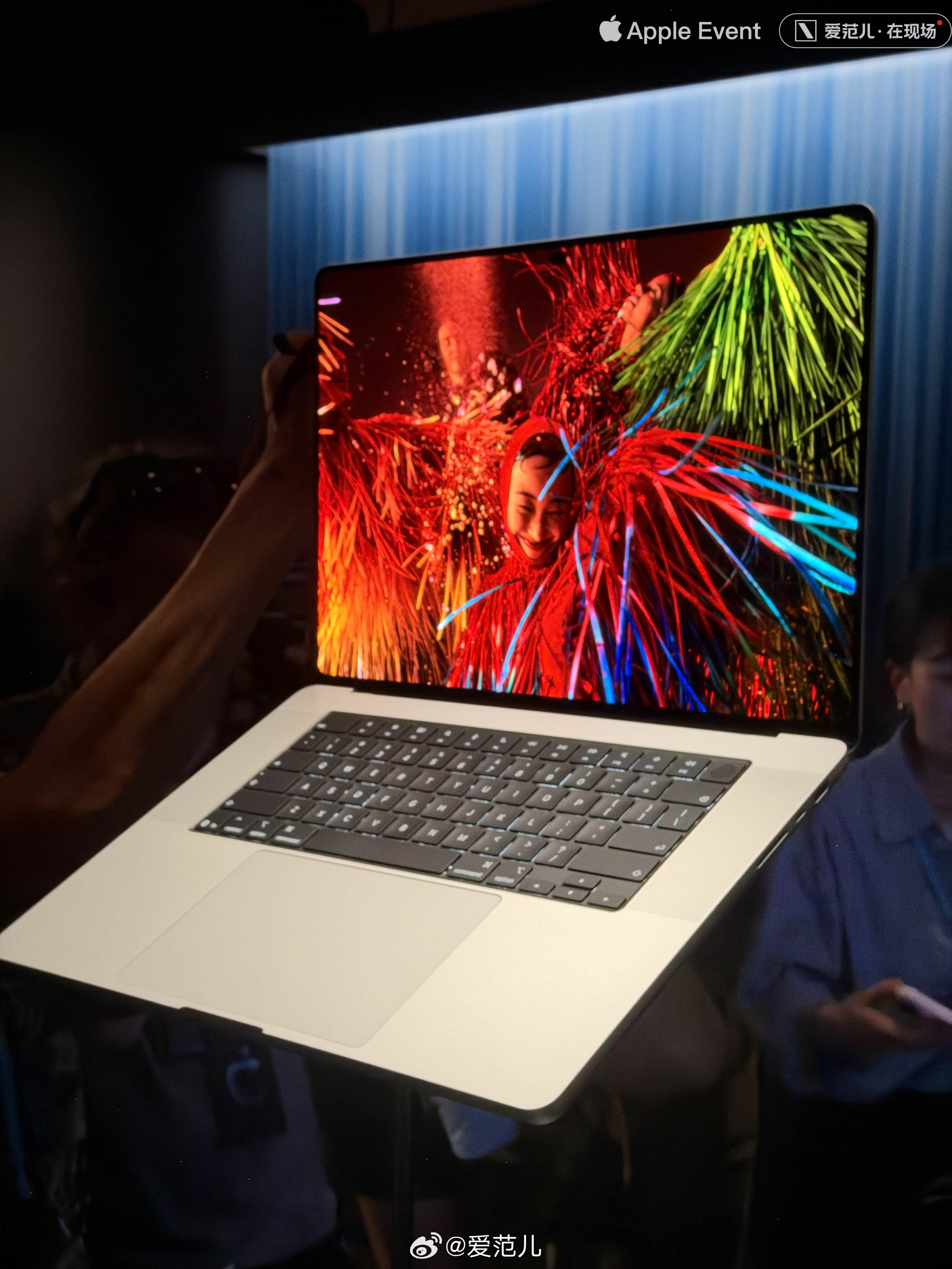 #爱范儿在现场#|【见证历史!触屏版 MacBook 正式亮相】 #