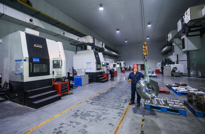 在浙江省诸暨市璜山镇的申科滑动轴承股份有限公司轴承智能车间内,自动化设备在加工轴承(2026年1月20日摄)。新华社记者 徐昱 摄