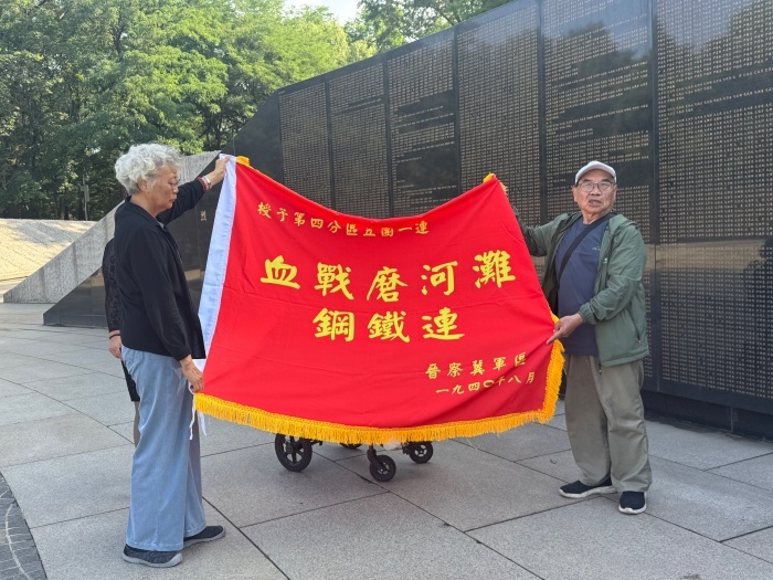邓其平还带来“血战磨河滩钢铁连”战旗。人民网记者汤龙 摄