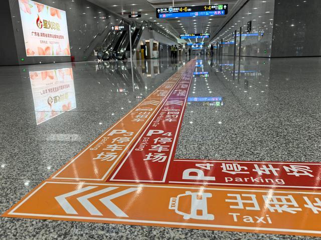 佛山站增设网约车和出租车停车场地贴指引。