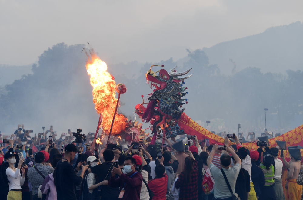 每年农历正月十一的广西宾阳炮龙节，是当地民族文化融合的民间节庆，至今已有千年历史，2008年被列入国家级非物质文化遗产名录。如今，宾阳炮龙节已成为一张象征民族团结的文旅名片，每年都吸引着各地游客前来共庆。这是2026年2月27日宾阳炮龙节当天，人们在广西宾阳县炮龙文化广场上观看舞炮龙。