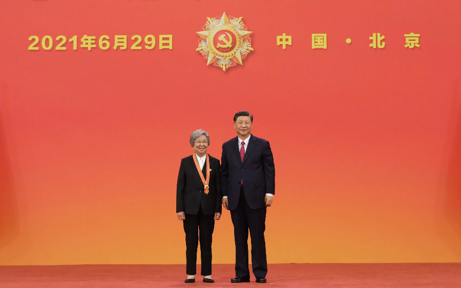 2021年6月29日,习近平总书记向“七一勋章”获得者黄宝妹颁授勋章。新华社记者 李学仁 摄