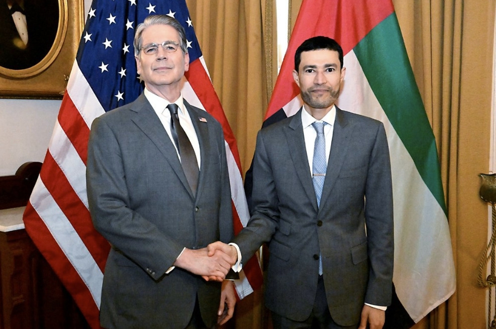 4月中旬,贝森特与阿联酋财政事务国务部长穆罕默德·本·哈会面。贝森特的X