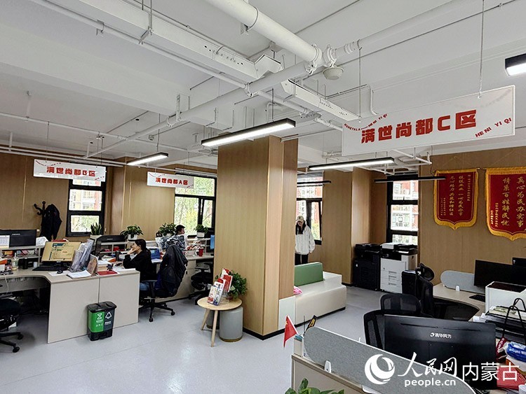 满世尚都C区邻里中心内的办事大厅。人民网记者 孟佳澍摄