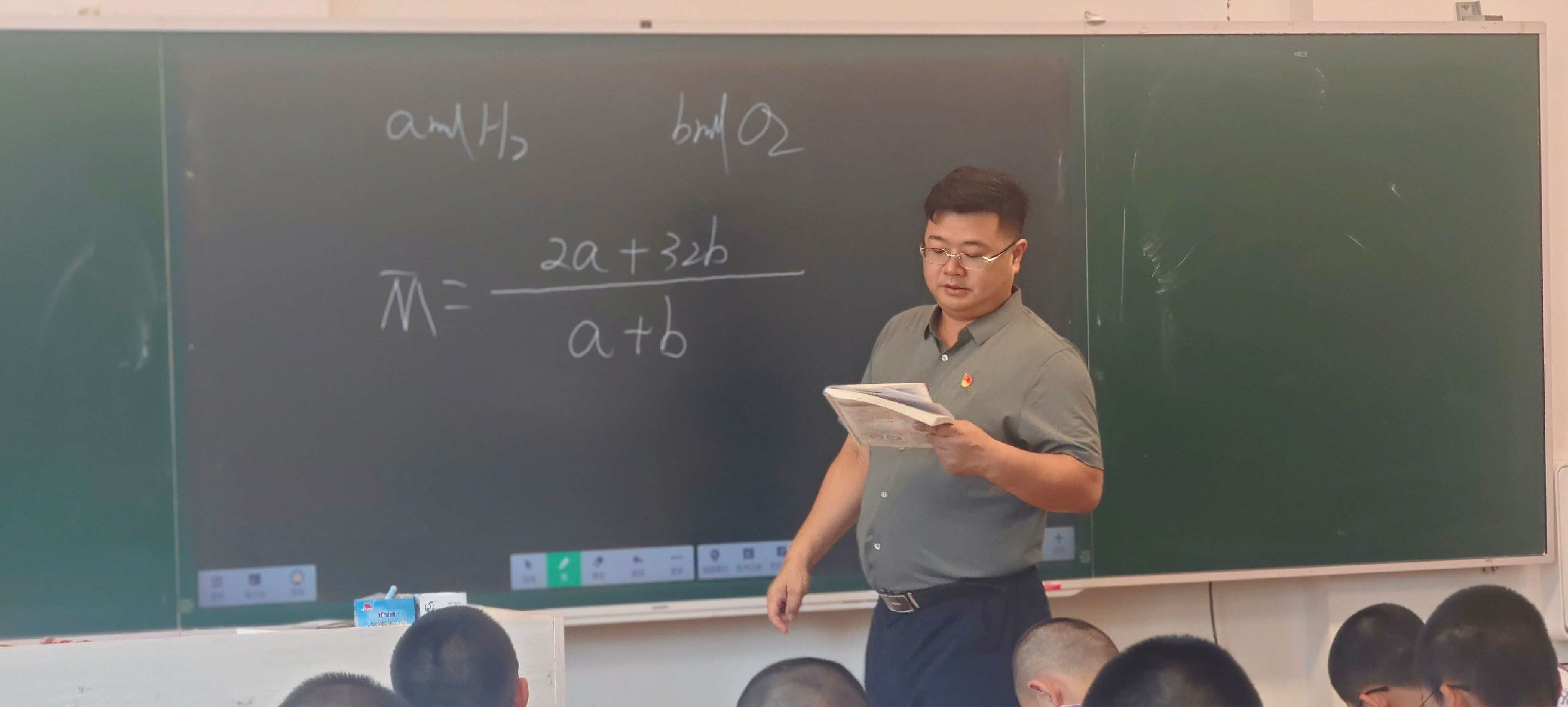 郭胜校长一直坚持课堂教学。.jpg