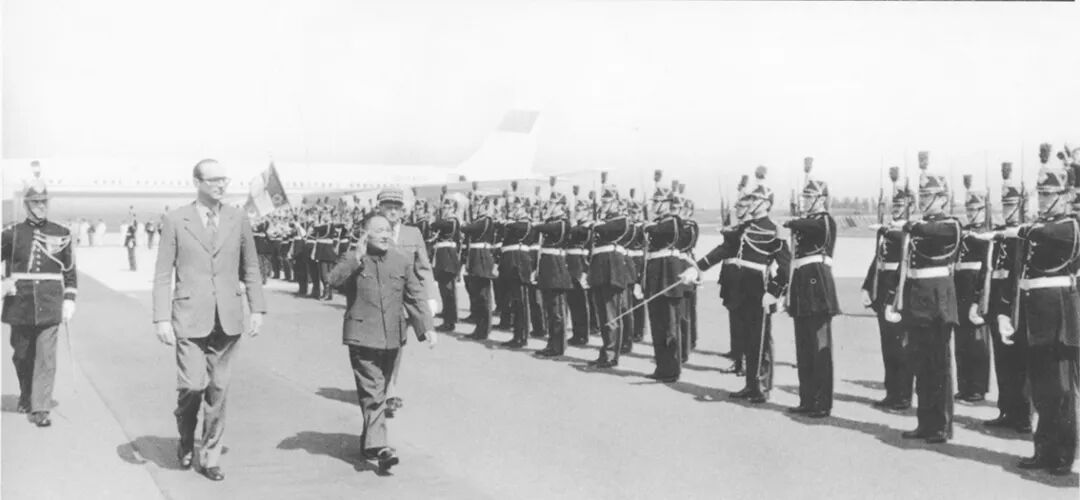 ◆1975年5月12日,邓小平访问法国,法国总理希拉克在奥利机场举行欢迎仪式。
