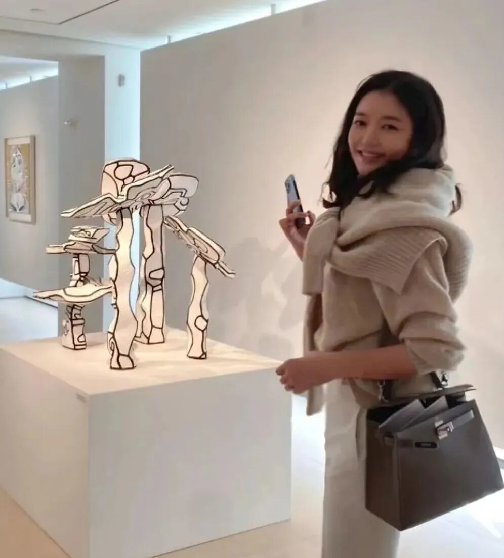这种氛围感照片，是金熙英的舒适区