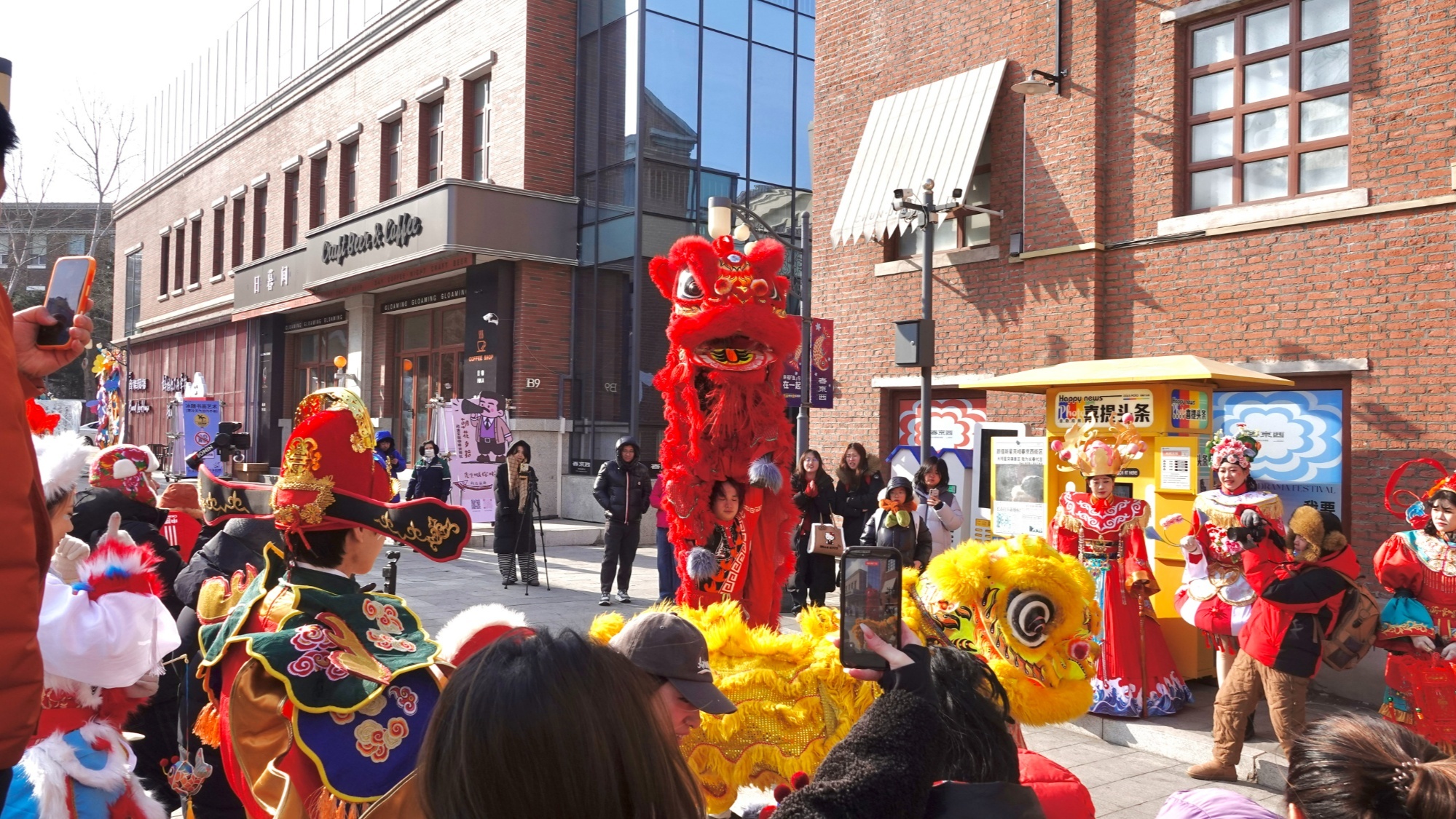 市民游客拍摄民俗巡游（央广网记者 郭明彤 摄）