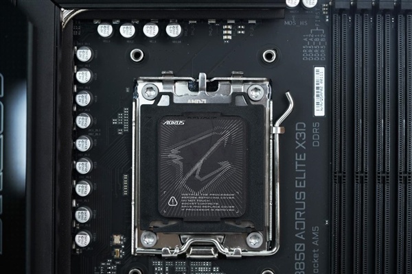 16+2+2相供电 配4路M.2!技嘉B850 AORUS ELITE X3D图赏