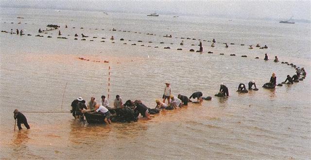 1987年,220千伏春围Ⅰ路开工建设。(图片翻拍自《厦门经济特区建设十周年》画册)