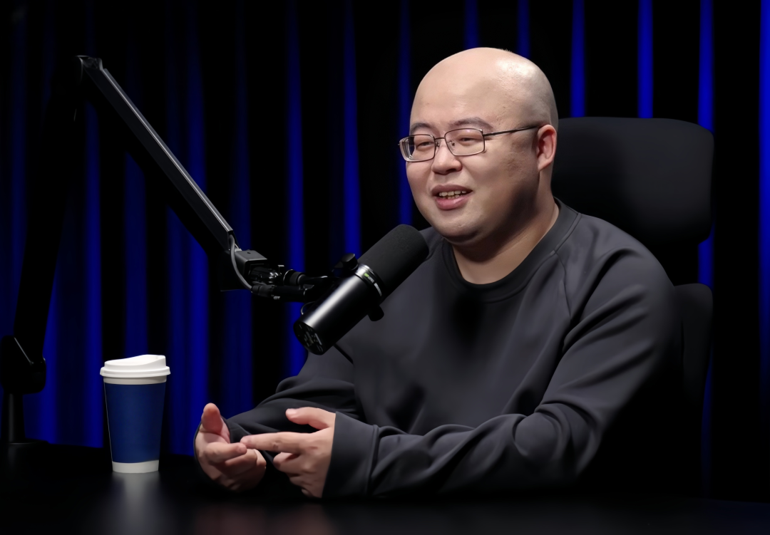 ·参加播客节目的闫俊杰。(极客公园公众号)