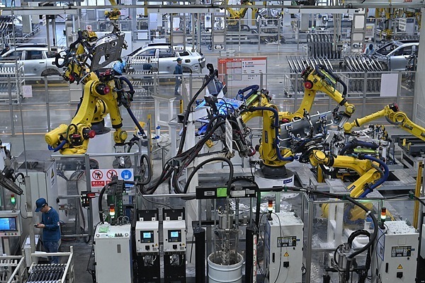 位于重庆的新能源汽车智慧工厂焊装车间