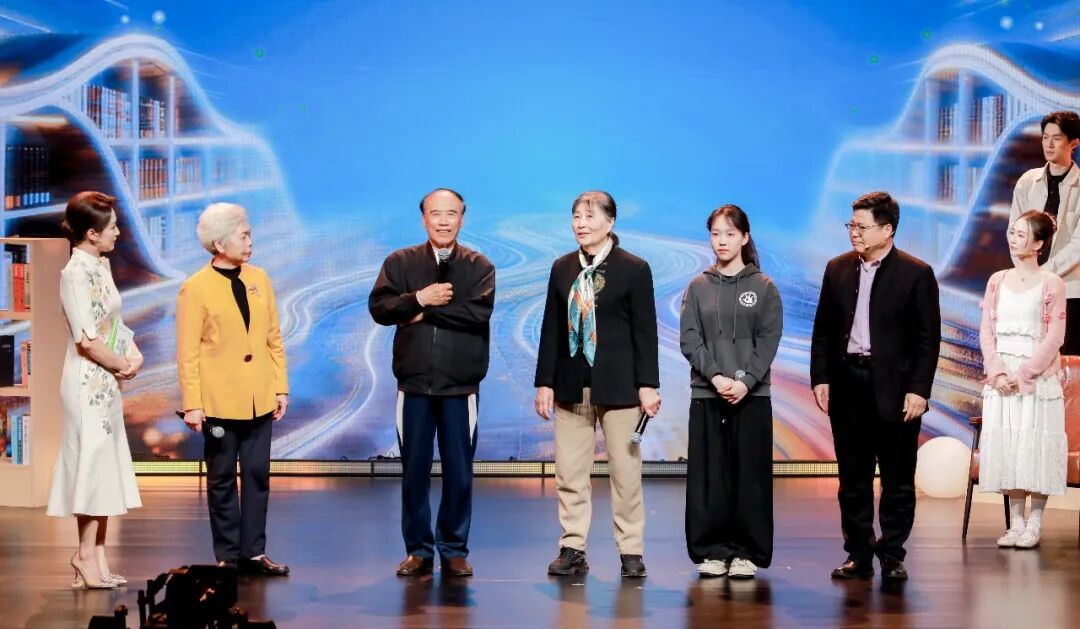 “书香驿站”创始人、社区阅读推广人梁军及驿站志愿者们