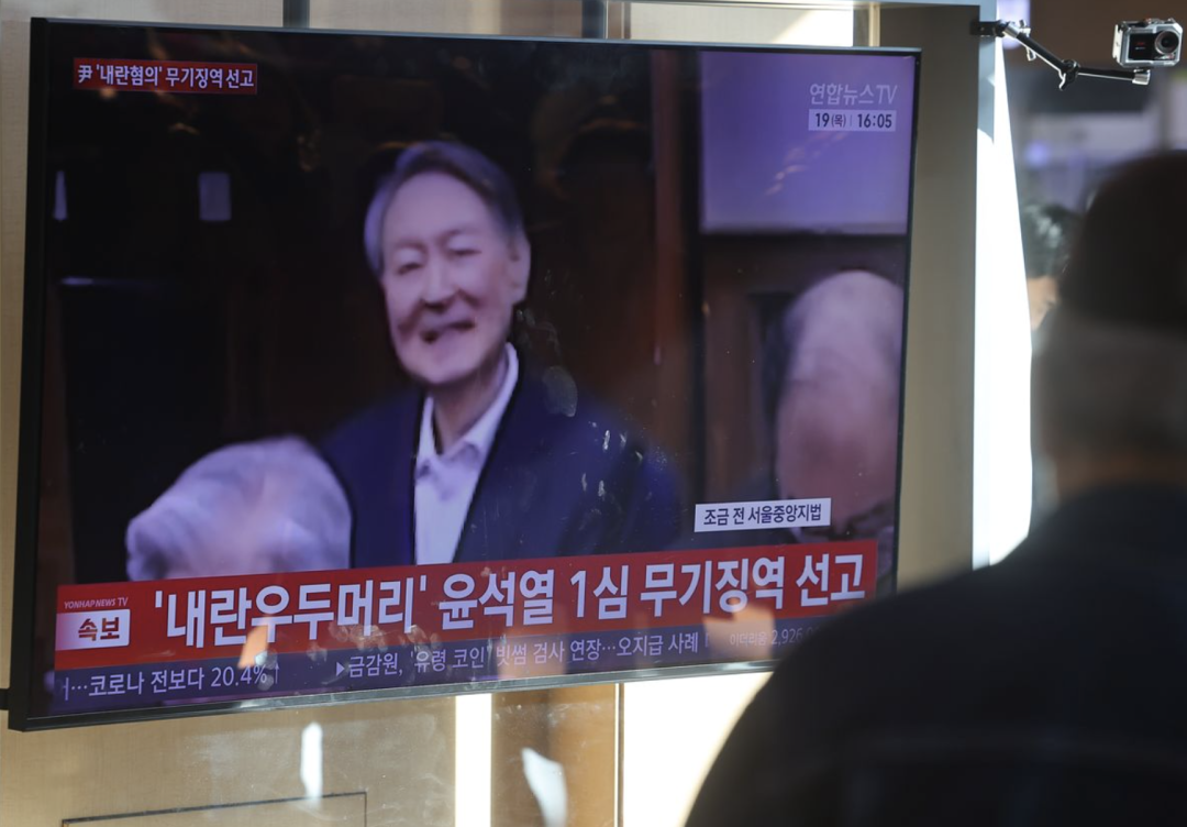 ▲当地时间2月19日，韩国民众在电视前观看前总统尹锡悦在庭审现场的画面