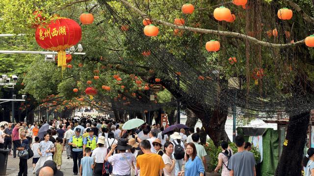 惠州西湖景区游人如织。惠州日报记者张艺明 摄