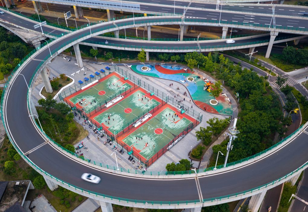 7月27日,市民在淮安市淮阴区西坝立体桥下的西坝体育公园健身运动(无人机照片)。新华社发(贺敬华摄)