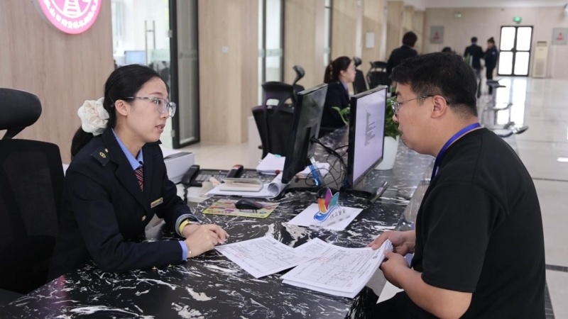 阿拉山口站货装车间货运员在国际联运楼内为客户办理进出口货物业务。布仁巴特 摄