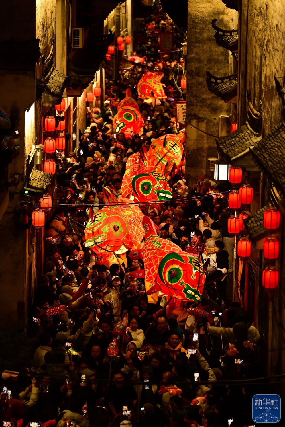 2月7日,瞻淇村鱼灯队在村中表演。