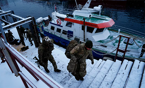 丹麦士兵在格陵兰岛港口 美联社