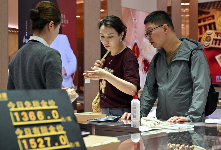 2月16日,顾客在海口日月广场免税店选购商品。新华社记者 郭程 摄