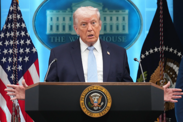 特朗普当地时间6日在白宫举行的新闻发布会 图源：外媒