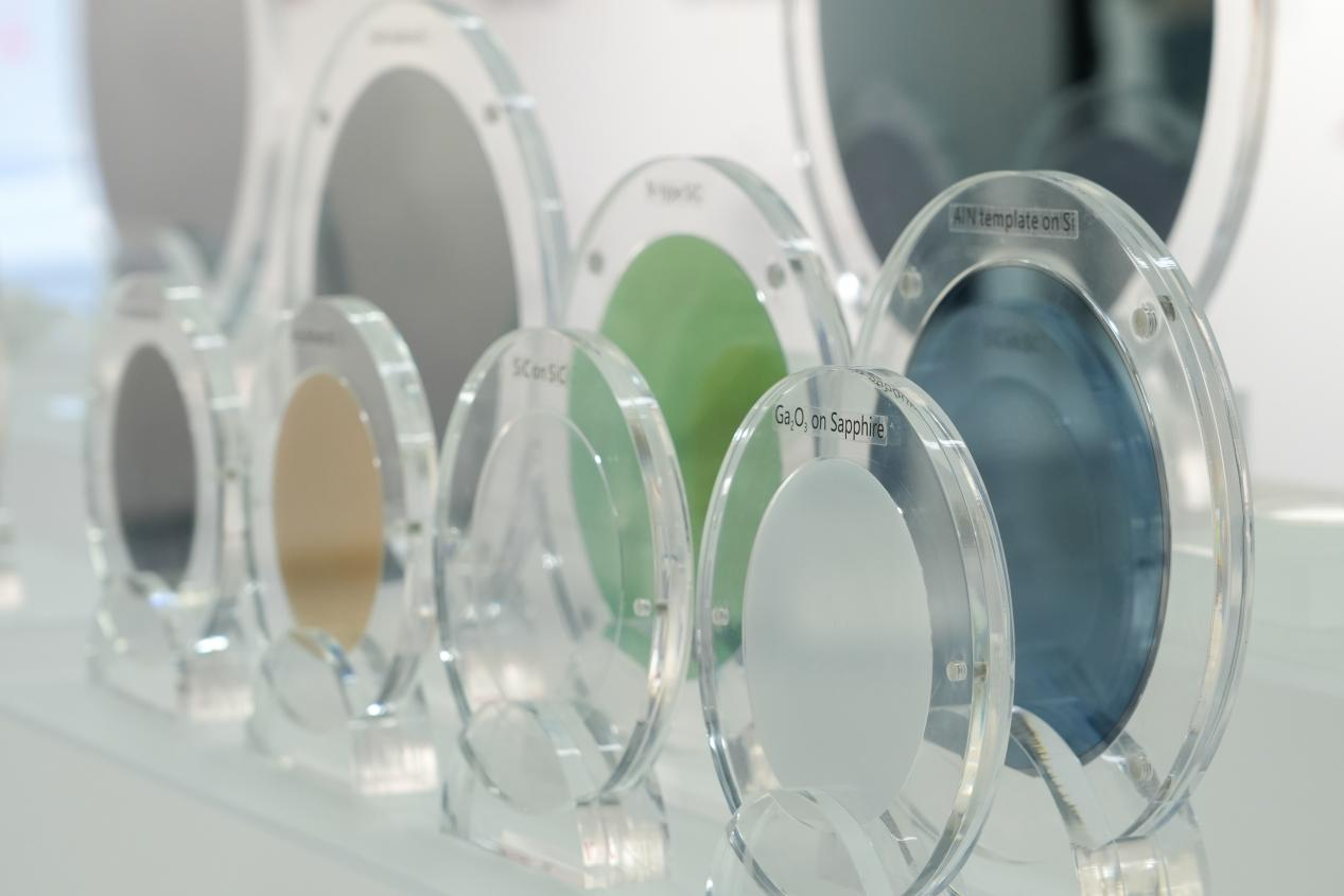 九峰山实验室展厅内展示的化合物半导体材料相关研究成果（央广网记者 邓子依 摄）