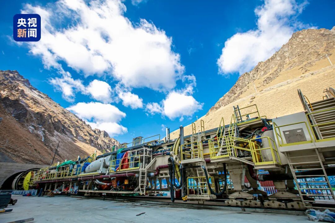 △天山胜利隧道进口端“天山号”TBM整机组装