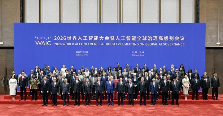 7月17日上午,国家主席习近平在上海世界会客厅出席2026世界人工智能大会暨人工智能全球治理高级别会议开幕式并发表主旨讲话。这是习近平同与会的国家元首、政府首脑、国际组织负责人及各国代表团团长集体合影。新华社记者 殷博古 摄