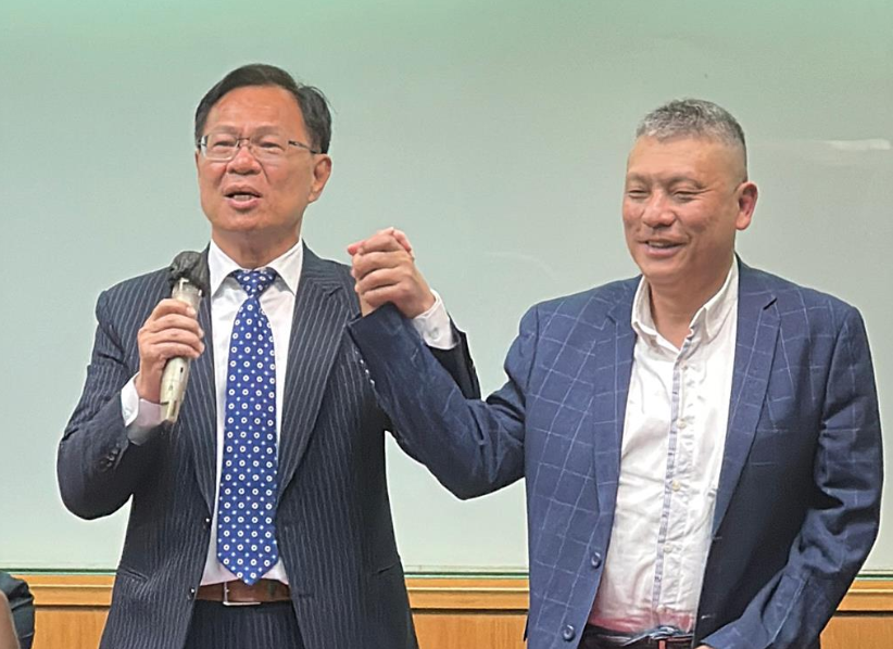 嘉义市市长选战蓝白整合民调揭晓,张启楷(左)胜出。图源:台媒