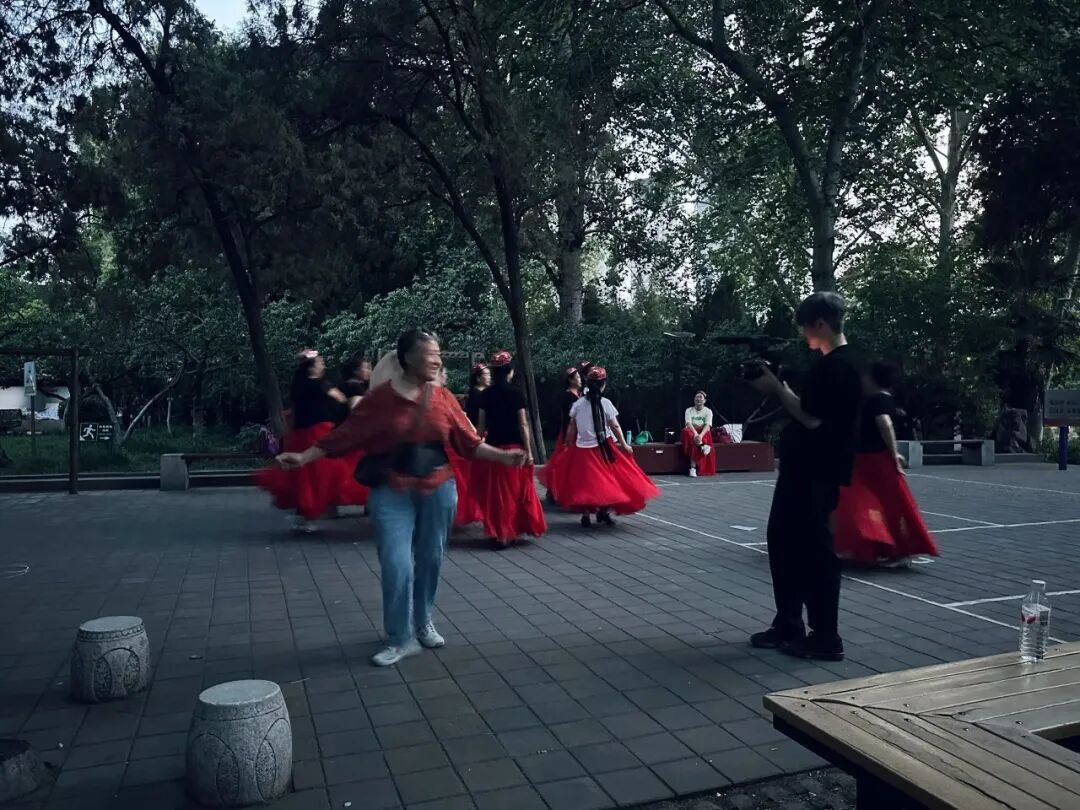 摄制组在洛阳拍李抗美的生活。（图/受访者提供）