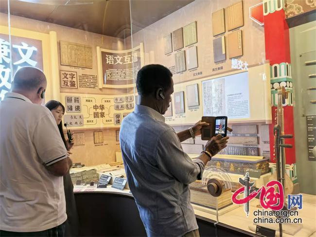 第三届兰花奖外籍评委参观民族文化宫。中国网记者 彭瑶 摄