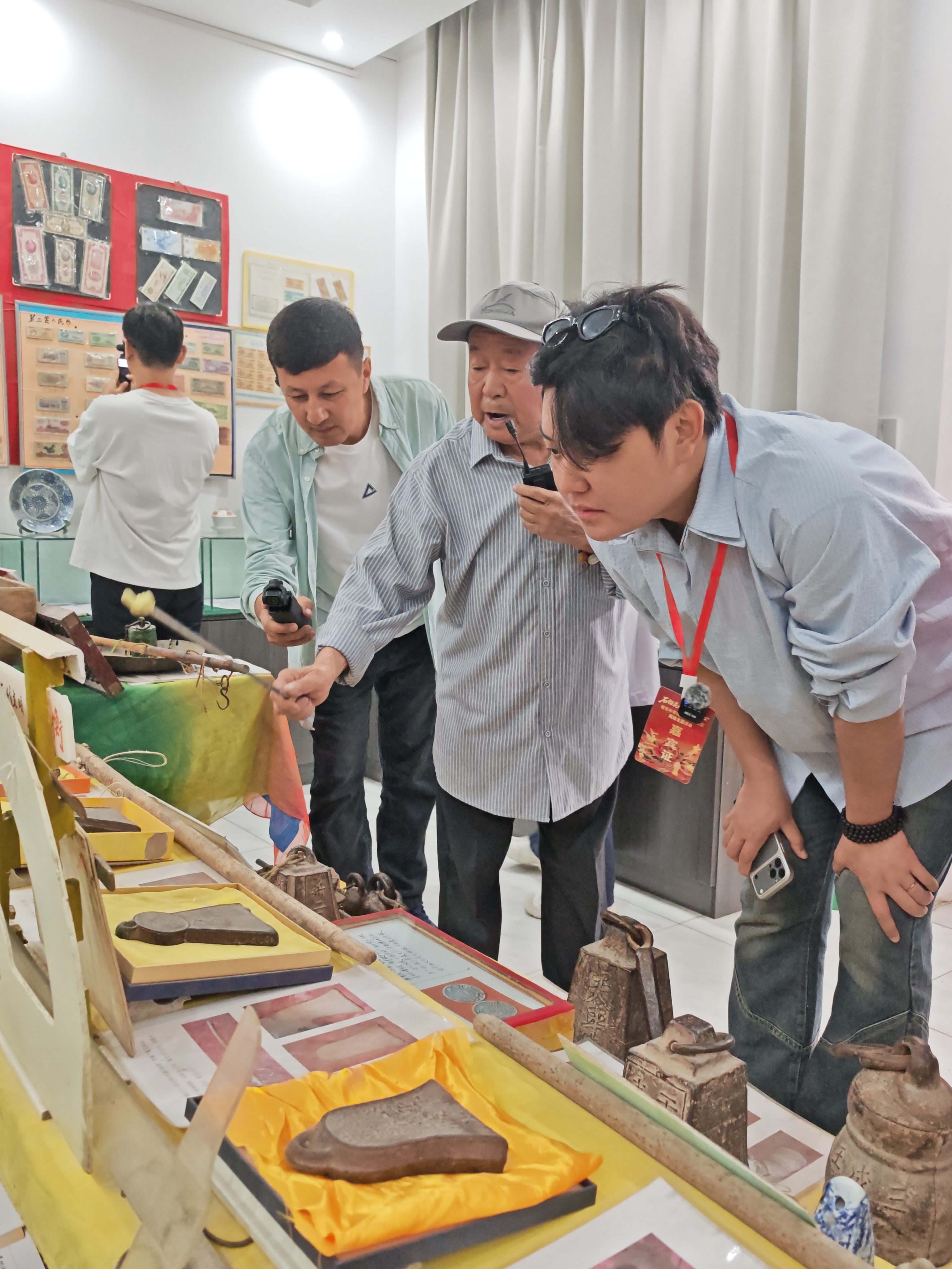 杨文清向采访团讲述藏品背后的故事