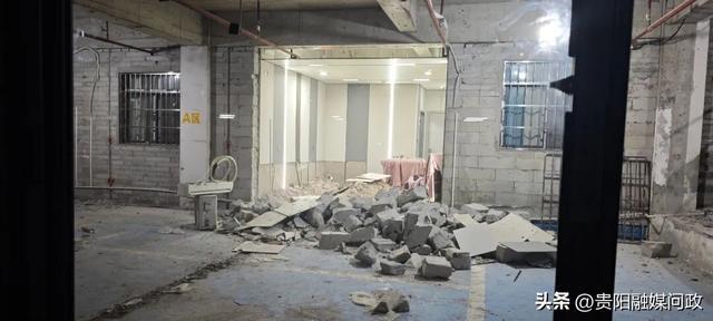 阳光花园小区8栋负一层停车场内,疑似有人占用停车位修建餐馆(市民供图)
