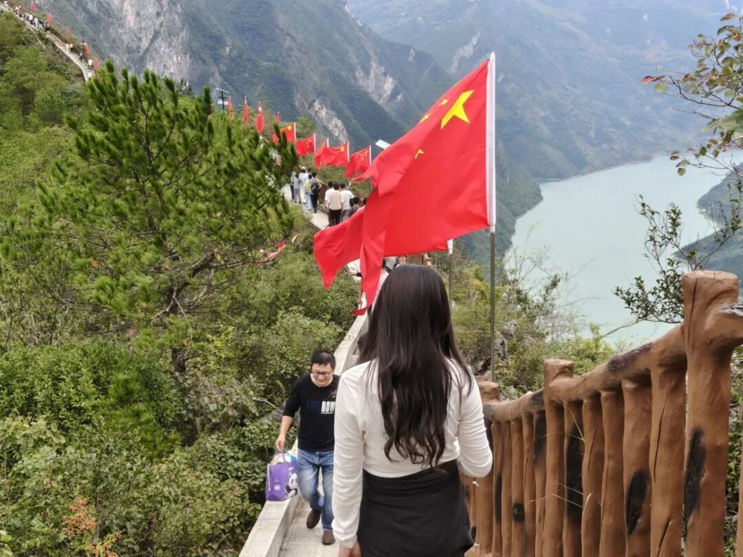 三峡龙脊游人如织。.jpg
