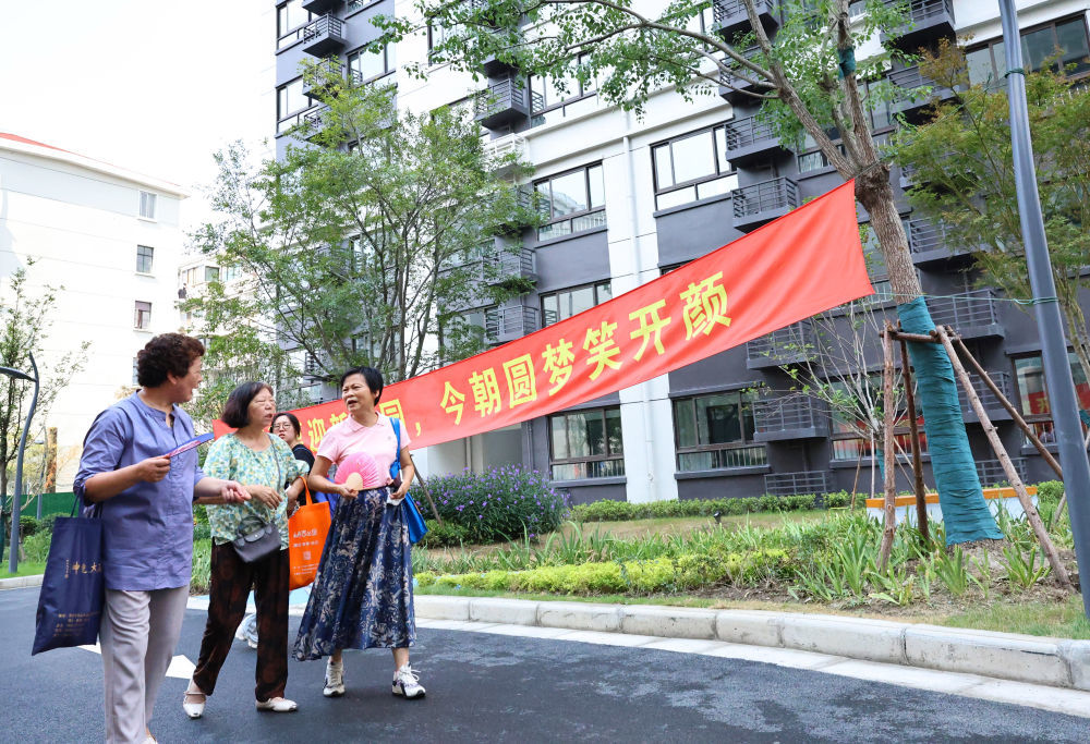 居民行走在拆除重建后的上海市静安区谈家桥小区内（2025年9月15日摄）。新华社记者 方喆 摄