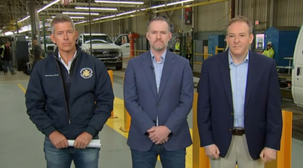 当地时间1月16日,美国交通部长肖恩·达菲(左)、美国贸易代表贾米森·格里尔(中)、美国环境保护署署长李·泽尔丁(右)接受CNBC采访。 视频截图