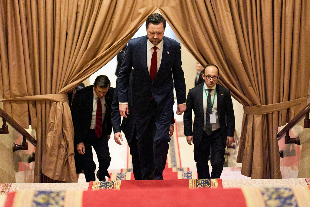 当地时间2026年4月11日,巴基斯坦伊斯兰堡,美国副总统JD·万斯(中)抵达与巴基斯坦总理谢赫巴兹·谢里夫的会面现场。此次拟议中的会议标志着美国和伊朗高级官员之间罕见的直接接触,华盛顿和德黑兰正寻求推进停滞的伊朗核计划谈判,巴基斯坦则在两国持续紧张的局势中充当中立地。视觉中国 图