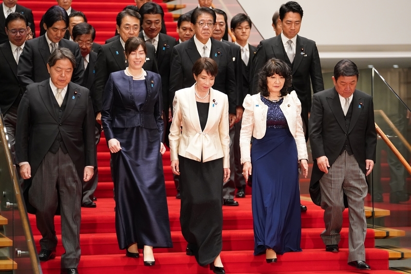 2月18日,日本首相高市早苗和内阁成员拍摄合影。 IC Photo
